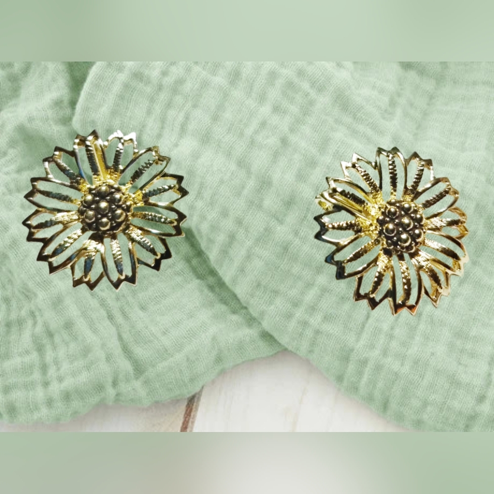 🌲10/$20. Gold Tone Clip-on Earrings